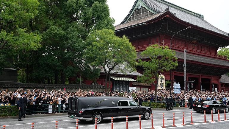 Η Ιαπωνία αποτίει φόρο τιμής στον Σίνζο Άμπε